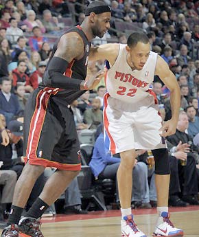 体育NBA：三巨头85分 太阳114-106雄鹿